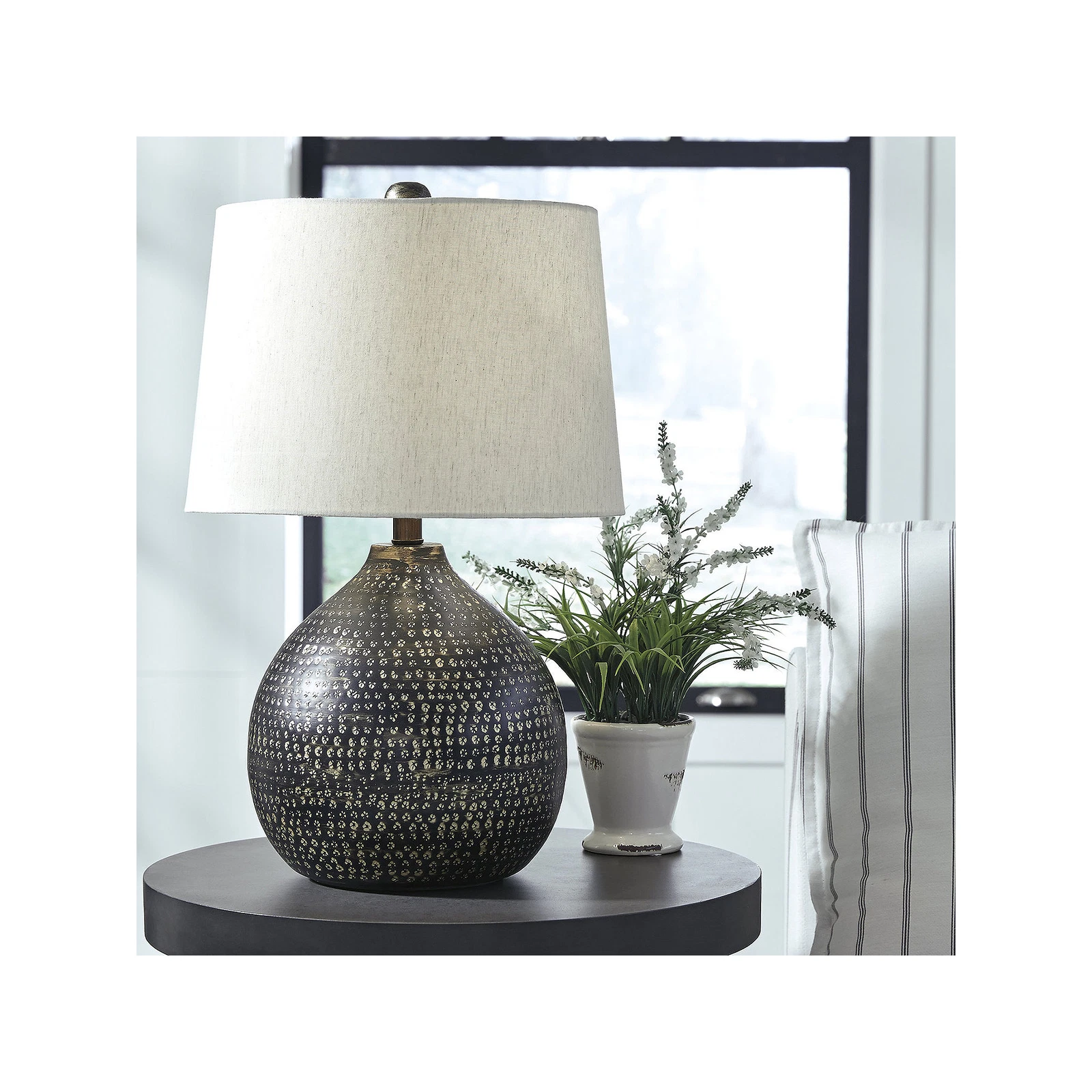 Signature Design By Ashley Maire Metal Table Lamp - BLACK GOLD ONE SIZE image 2