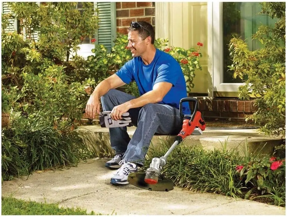 BLACK+DECKER 20V MAX Lithium 12 inch Trimmer/Edger (LST300) image 10
