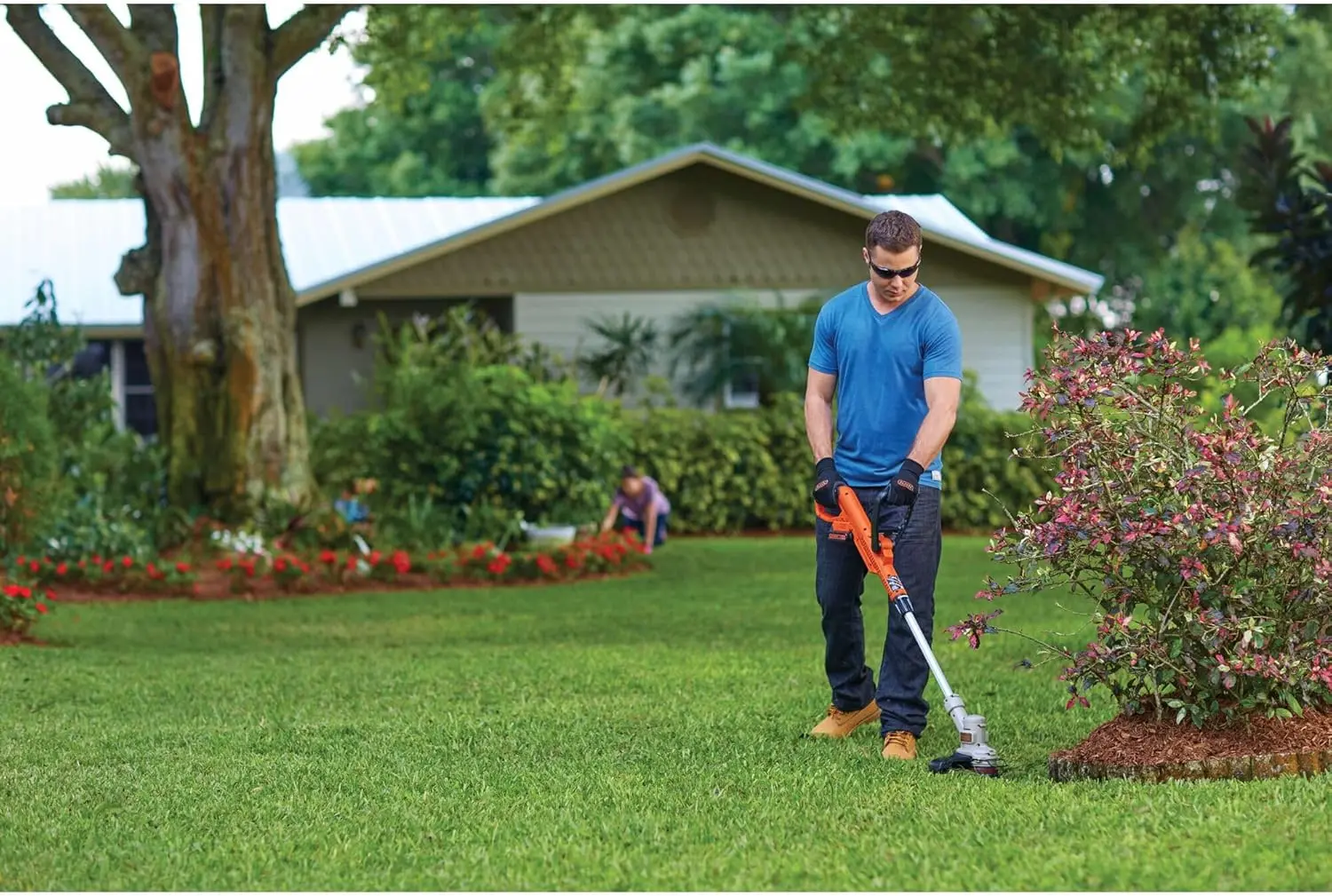 BLACK+DECKER 20V MAX Lithium 12 inch Trimmer/Edger (LST300) image 17